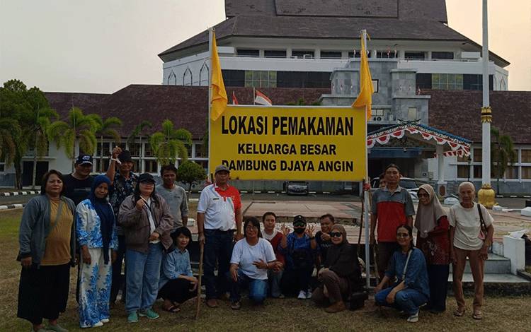 Sengketa Lahan Berlanjut, Ahli Waris Dambung Djaya Angin Pasang Plang Makam Keluarga di Halaman DPRD Kalteng