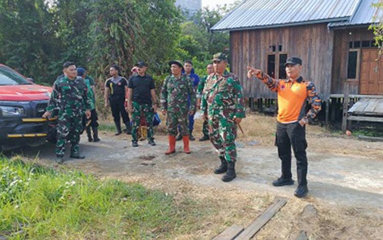 Dandim 1015 Sampit dan Kalaksa BPBD Seruyan Turun Padamkan Karhutla di Kuala Pembuang II