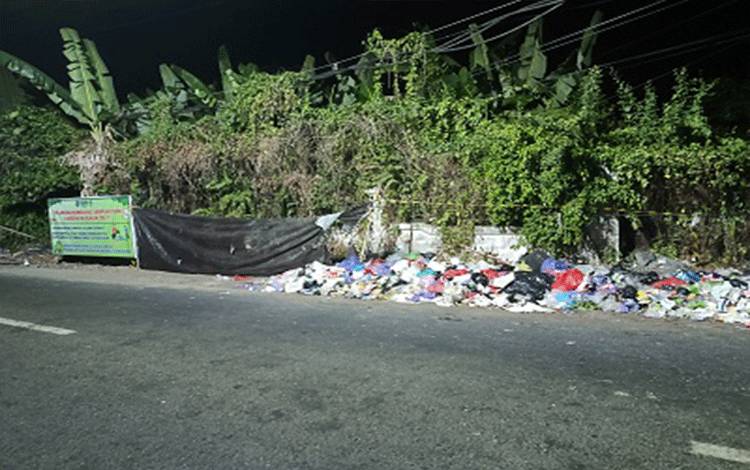 Tumpukan Sampah di Jalan Keruing Disorot, Kadis LHK Kapuas Jelaskan Penutupan TPS Tidak Sepihak