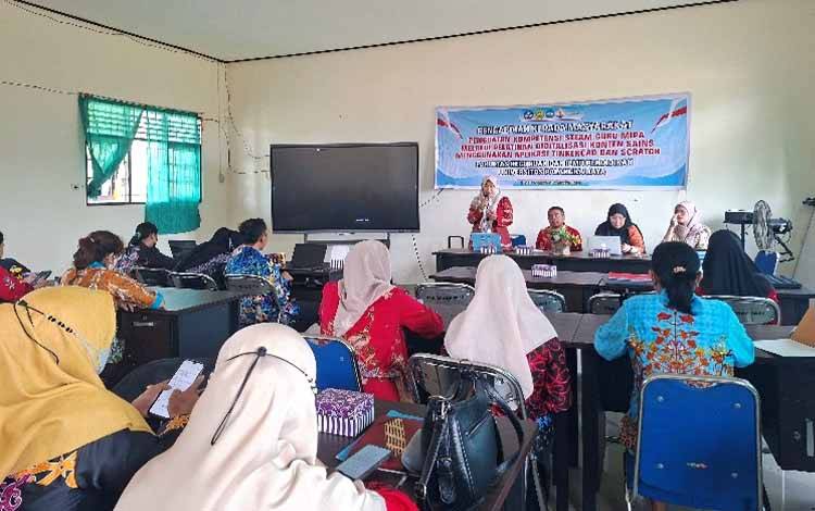 Guru MIPA SMPN 6 Palangka Raya Dilatih Digitalisasi Konten Sains Berbasis STEAM