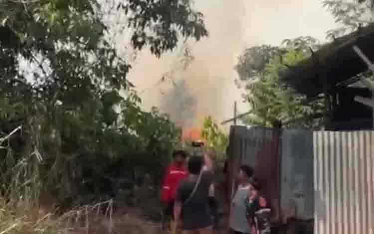 Karhutla di Jalan Trans Kalimantan Km 3 Kapuas Timur Mendekati Permukiman Warga