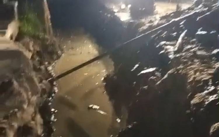 Pipa Pecah Terkena Proyek Gorong-gorong Mengakibatkan Gangguan Air PDAM Kapuas