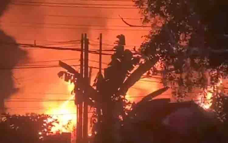 Kebakaran Hebat di Komplek DPR Banjarmasin, Empat Bangunan Dilaporkan Terbakar