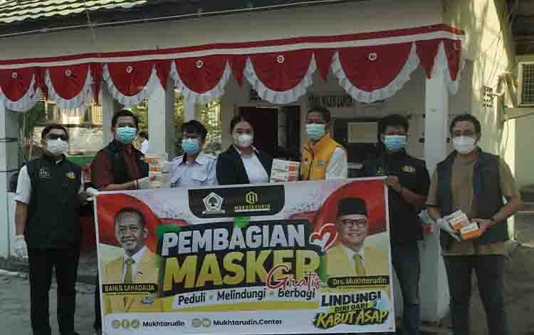 Mukhtarudin Center Bagikan 5.000 Masker Gratis untuk Pelajar dan Masyarakat Palangka Raya
