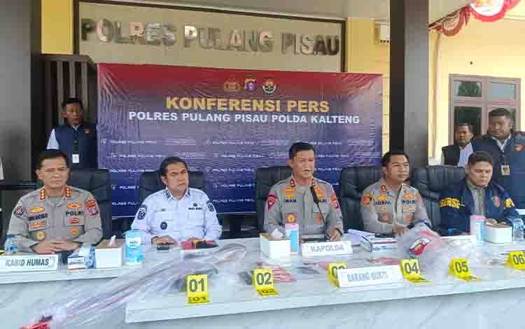 Kapolda Kalteng Pimpin Konferensi Pers Penanganan Karhutla di Pulang Pisau