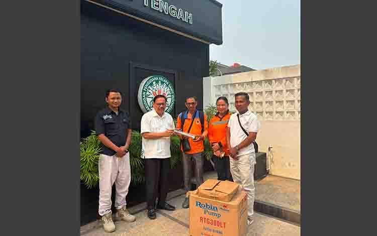 GAPKI Kalteng Serahkan Peralatan Karhutla untuk MPA Kameloh Baru