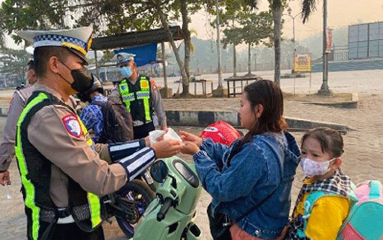 Antisipasi Dampak Karhutla, Satlantas Polres Gunung Mas Bagikan Masker kepada Masyarakat