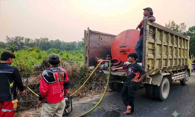 Sumber Air Terbatas, Tim MPA Pengembara Padamkan Karhutla di Ampah Kota