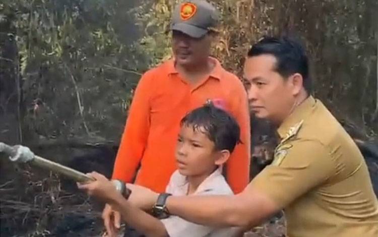 Jali, Siswa SD di Palangka Raya Ikut Bantu Padamkan Karhutla