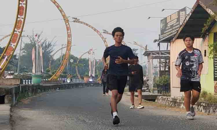 Warga Sampit Tetap Berolahraga di Luar Ruangan Meski Kualitas Udara Tidak Sehat Akibat Asap Karhutla