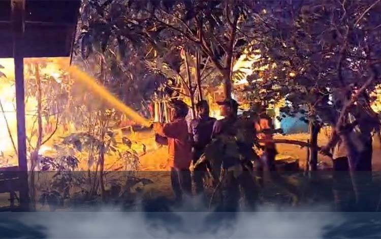 Kebakaran Landa Permukiman Padat di Kuala Pembuang, 5 Rumah Terbakar
