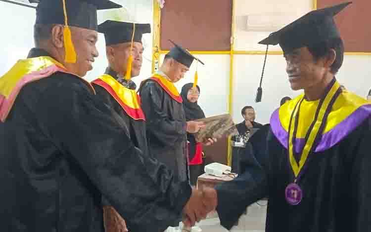 Sekolah Lansia Barigas Pertama di Pulang Pisau Resmi Diwisuda