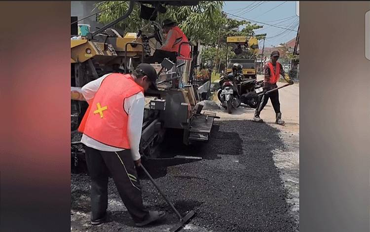 Pemko Palangka Raya Lakukan Pengaspalan Jalan Yos Soedarso XIV