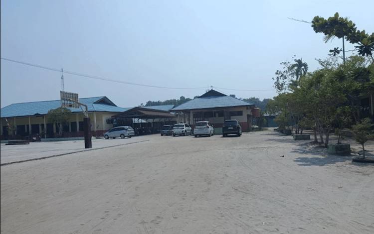 MBG SMPN 8 Palangka Raya Tetap Didistribusikan ditengah Kabut Asap, Orang Tua Diminta Ambil Makanan