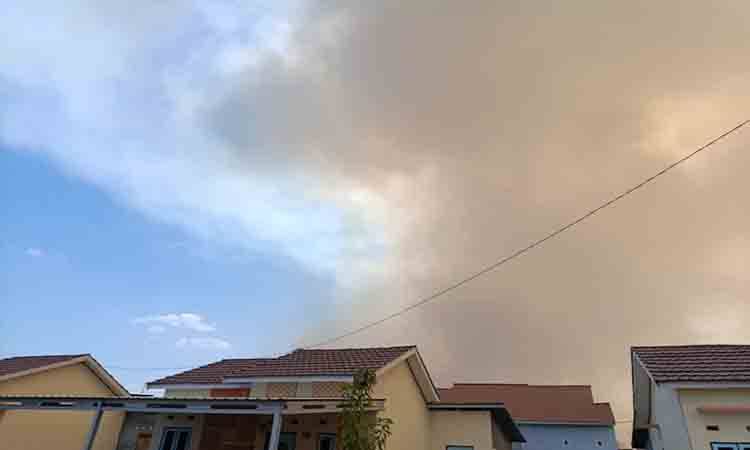 Pemandangan Langit Palangka Raya Terbelah, Satu Sisi Cerah dan Sisi Lain Diselimuti Asap Karhutla