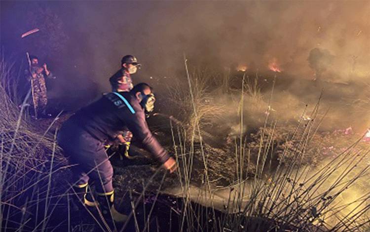 Tembus Medan Sulit, Kapolres Katingan Ikut Pegang Selang Padamkan Kebakaran Hutan