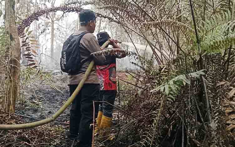 Gambut Tebal Jadi Tantangan Pemadaman Karhutla di Baruyan Bartim, Api Merambat hingga Bawah Permukaan