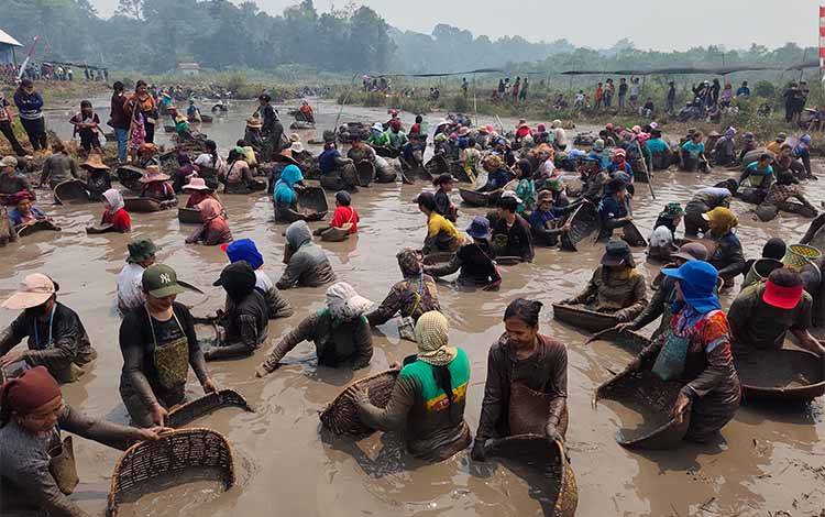 Festival Nikep 4 di Barito Timur Angkat Tradisi Perempuan Dayak Maanyan ke Tengah Perkembangan Zaman