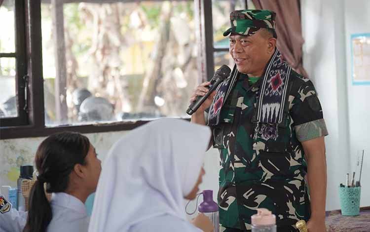 Pernah Dibully karena Jadi "Hansip", Pangdam Tambun Bungai Motivasi Siswa Kejar Cita-Cita
