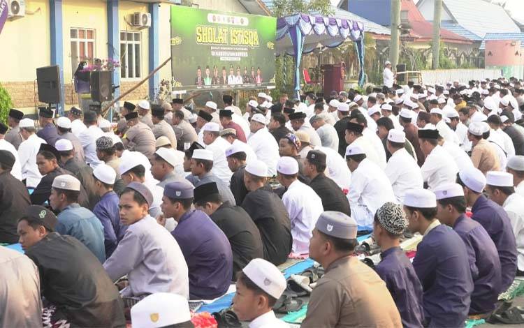 Hadapi Dampak Kemarau Panjang, Pemerintah-Warga Kapuas Gelar Salat Istisqa Bersama