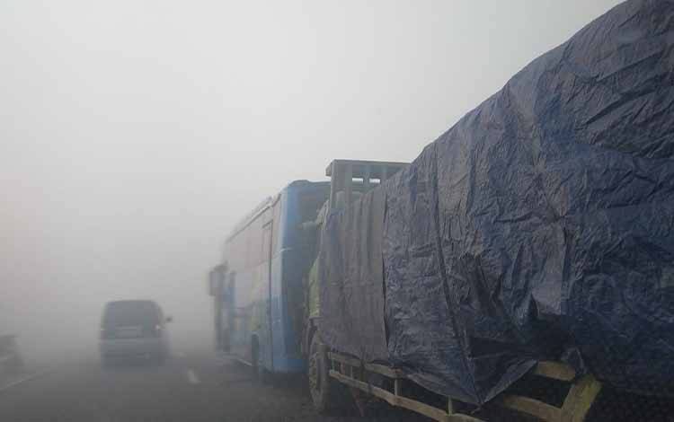 Truk Fuso Tabrak Bus di Lingkar Selatan Banjar, Kabut Asap Diduga Jadi Pemicu