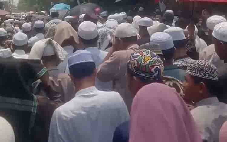 Kabut Asap Tak Surutkan Antusiasme Jemaah pada Haul ke-14 Guru Bakrie di Gambut
