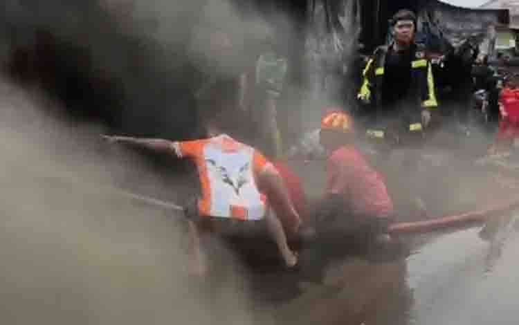 Dua Toko Berdempetan di Sungai Andai Banjarmasin Terbakar