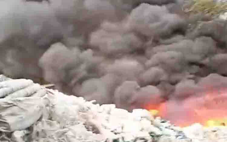 Gudang Pengepul Plastik di Basirih Selatan Terbakar, Api Membesar dari Tumpukan Plastik