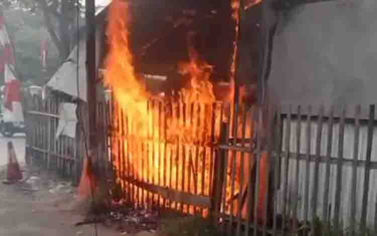 Sebuah Warung di Sungai Jingah Terbakar