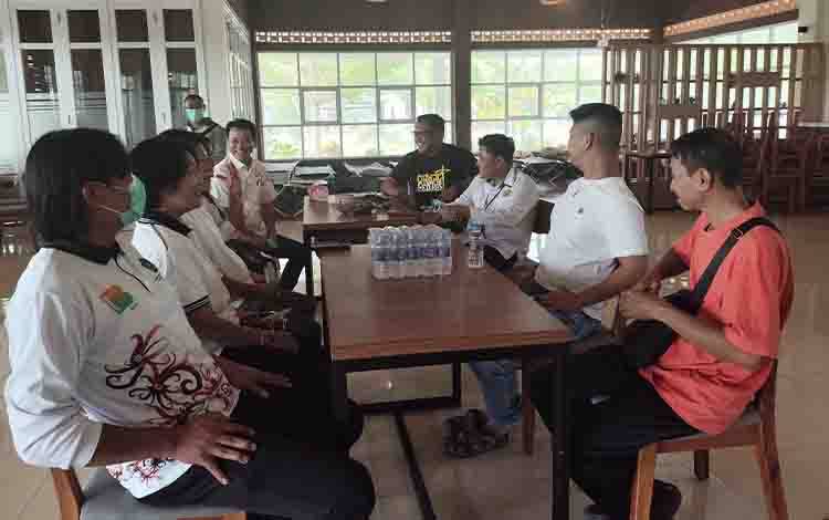 Pembimas Buddha Kemenag Kalteng Salurkan Bantuan ke Posko Caritas Catholic Center