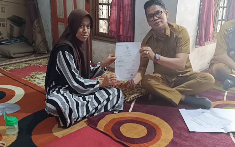 Pemko Palangka Raya Serahkan Dokumen Kependudukan kepada Keluarga Almarhum Akhmad Rijani