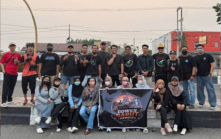Gowes Gabut Sampit Bagikan Masker dan Air Mineral di Tengah Kabut Asap Karhutla