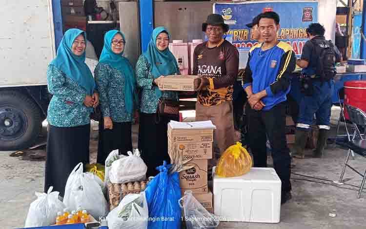 TP PKK Kobar Salurkan Bantuan untuk Dapur Umum Dukung Satgas Karhutla