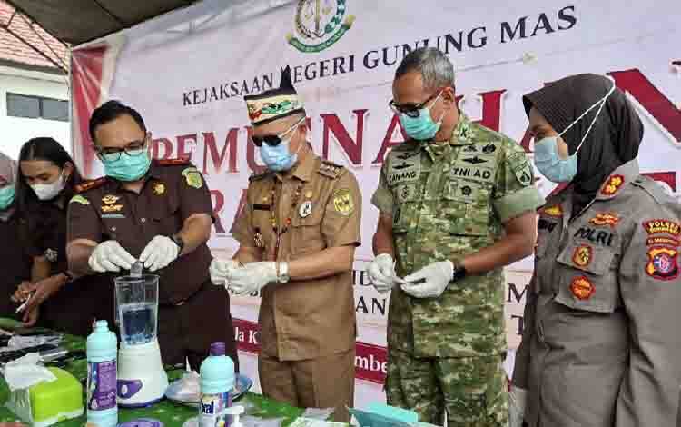 Kejari Gunung Mas Musnahkan Barang Bukti dari Puluhan Perkara Termasuk Narkoba hingga KDRT