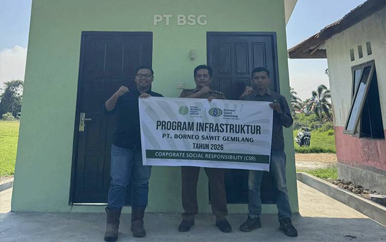 PT Borneo Sawit Gemilang Bangun MCK Umum di Lapangan Bola Pangkoh Sari
