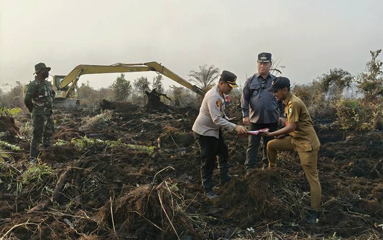 Dua Ekskavator Dikerahkan untuk Cegah Karhutla Meluas di KKOP Bandara H Asan Sampit