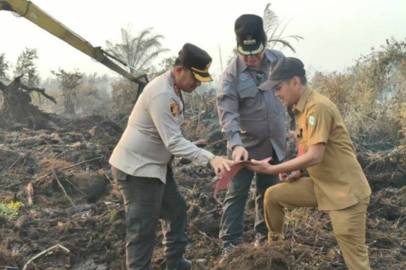 Dua Ekskavator Buat Kanal Sekat Bakar Sepanjang 1 Km di Bandara H Asan Sampit