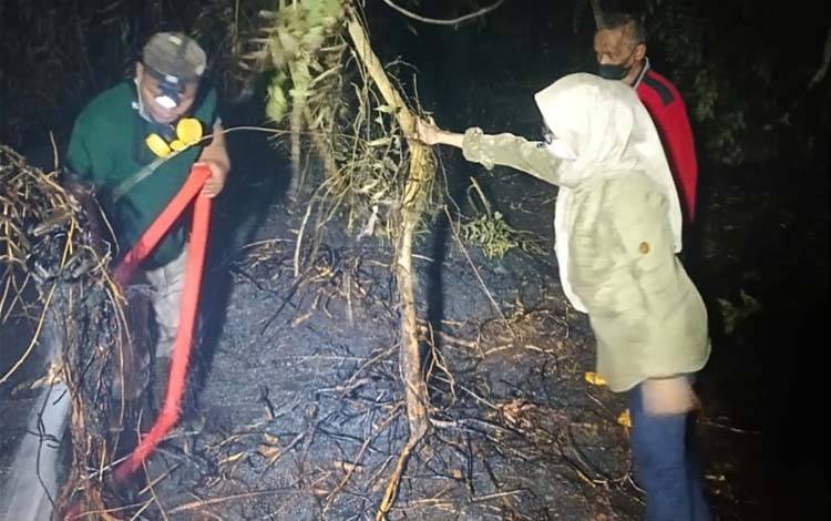 Warga Kalampangan Bergotong Royong Padamkan Karhutla hingga Malam Hari