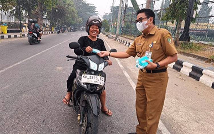 Kabut Asap Menyelimuti Muara Teweh, DPK Korpri Barut Bagikan 2.000 Masker