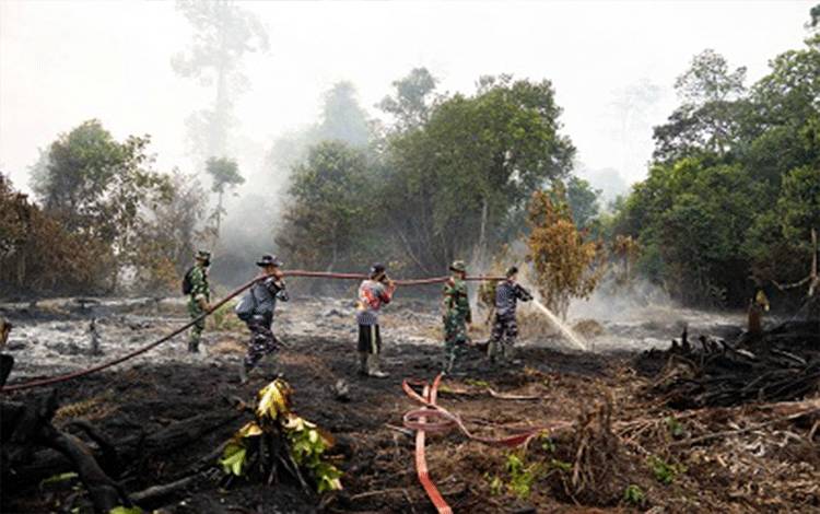 Karhutla Kobar Mengganas, Satgas Berjibaku di Tengah Angin Kencang dan Minim Air