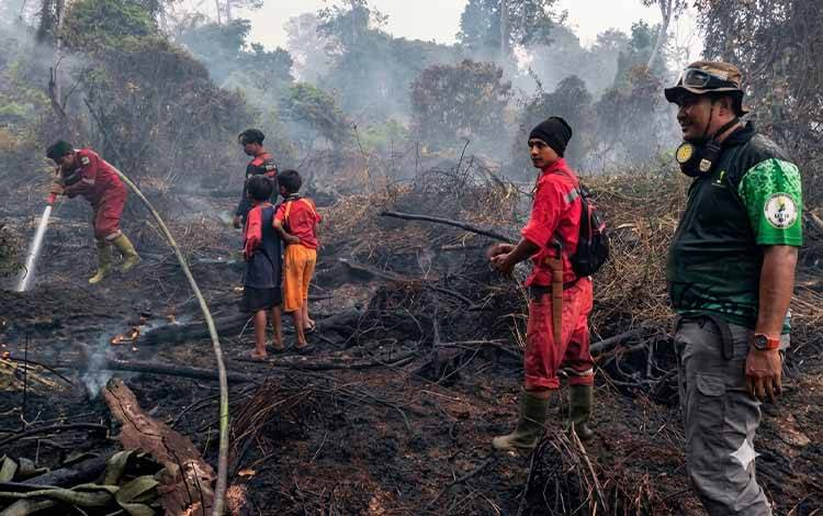 Karhutla Muara Pelantau Dikepung dari Sisi Permukiman, Tim Gabungan Perkuat Penyekatan Api