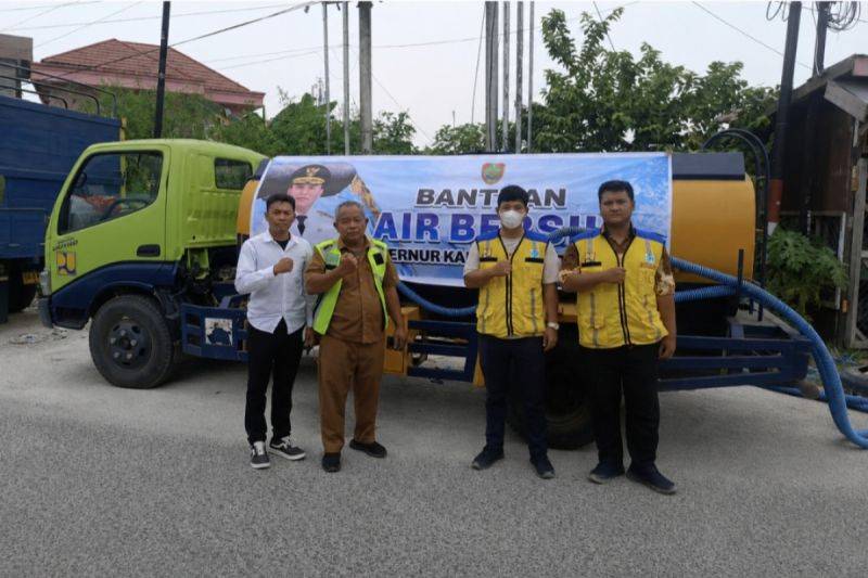 Pemprov Kalteng Salurkan 74.450 Liter Air Bersih ke Wilayah Terdampak Kemarau