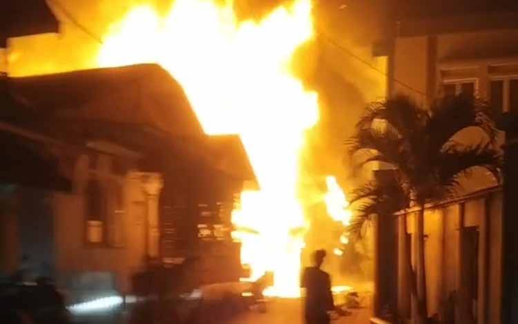 Kebakaran Melanda Permukiman Padat di Jalan Pandu Banjarmasin, Tiga Rumah Tinggal Puing