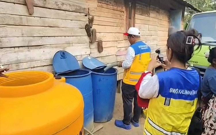 Krisis Air Bersih, 2 Desa di Mentawa Baru Ketapang Andalkan Bantuan Suplai Air