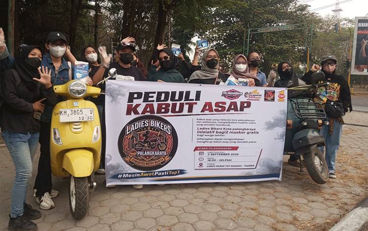 Ladies Bikers Palangka Raya Bagikan Masker Gratis di Tengah Kepungan Kabut Asap