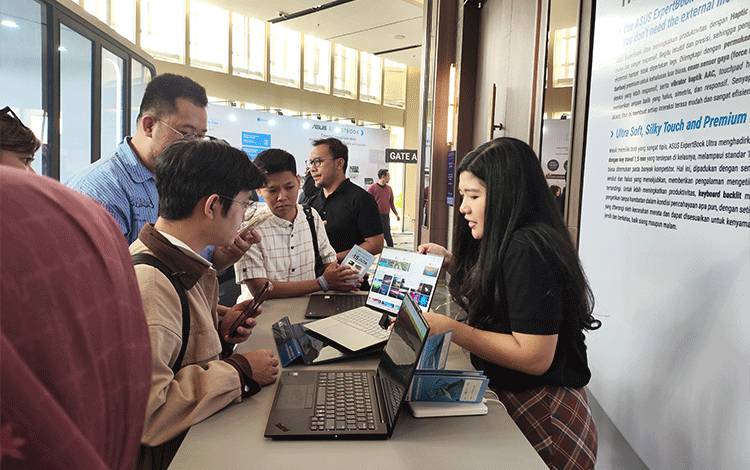 Laptop Diuji Jatuh hingga Disiram Air, Ketahanan Perangkat Jadi Sorotan