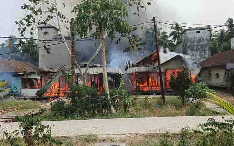 Dua Rumah Warga di Desa Babaung Kotim Ludes Terbakar