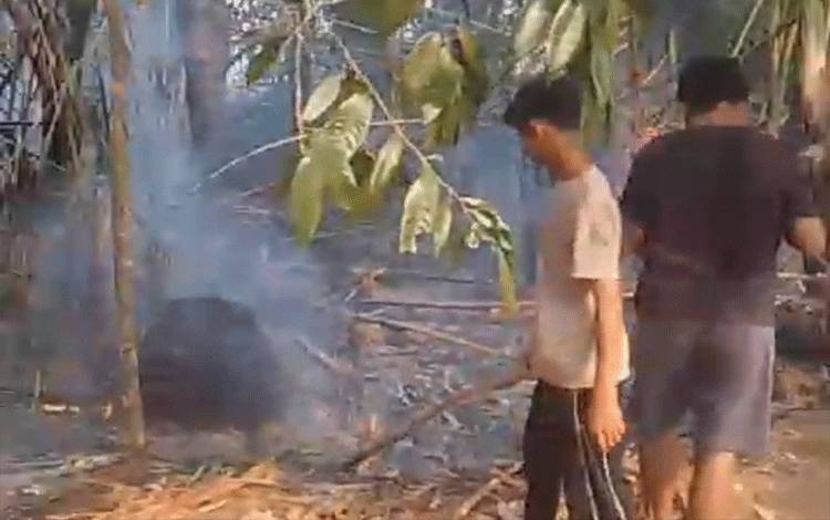 Sulit Air dan Akses, Warga Kapuas Hilir Padamkan Karhutla dengan Kayu