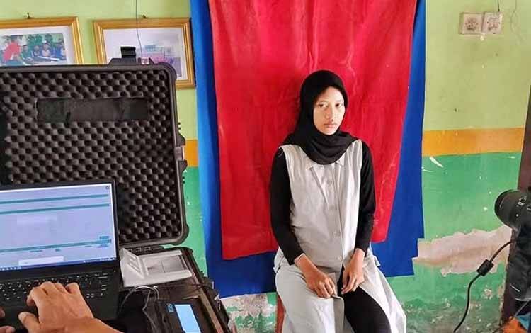 Rekam e-KTP dan Aktivasi IKD Sasar Pelajar SMAN 1 Mentaya Hilir Selatan
