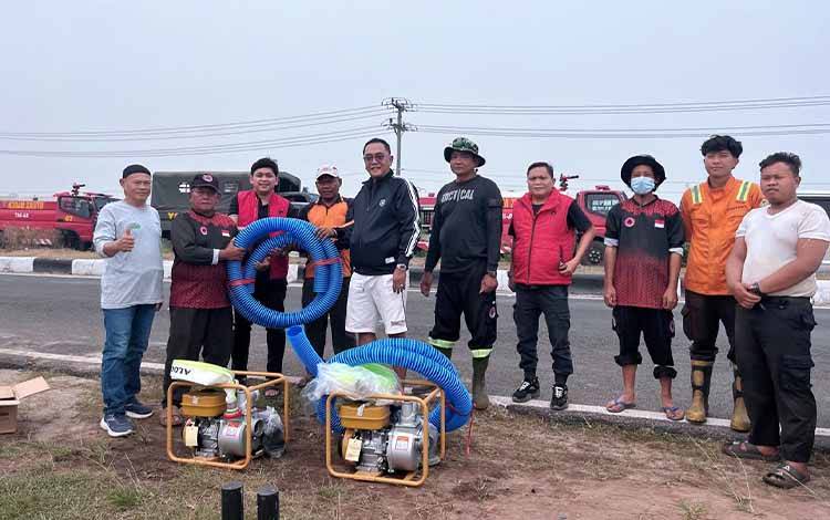 Sigit K Yunianto Serahkan Mesin Sedot Air untuk Bantu Penanganan Karhutla